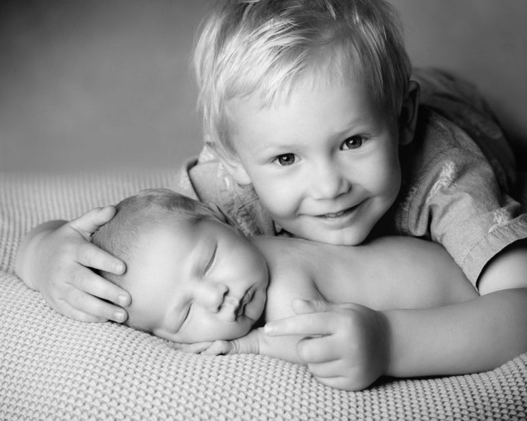 nyföddfoto med syskon
