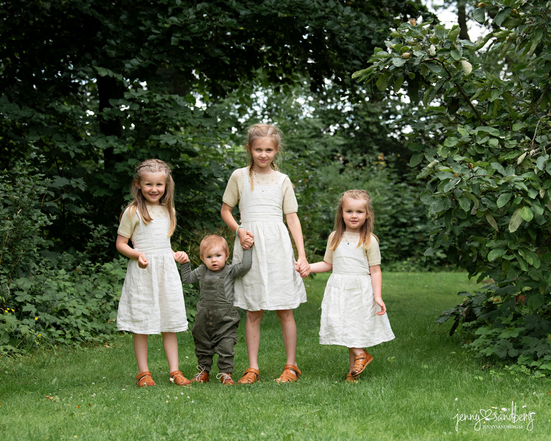 Syskonfoto vid familjefotografering