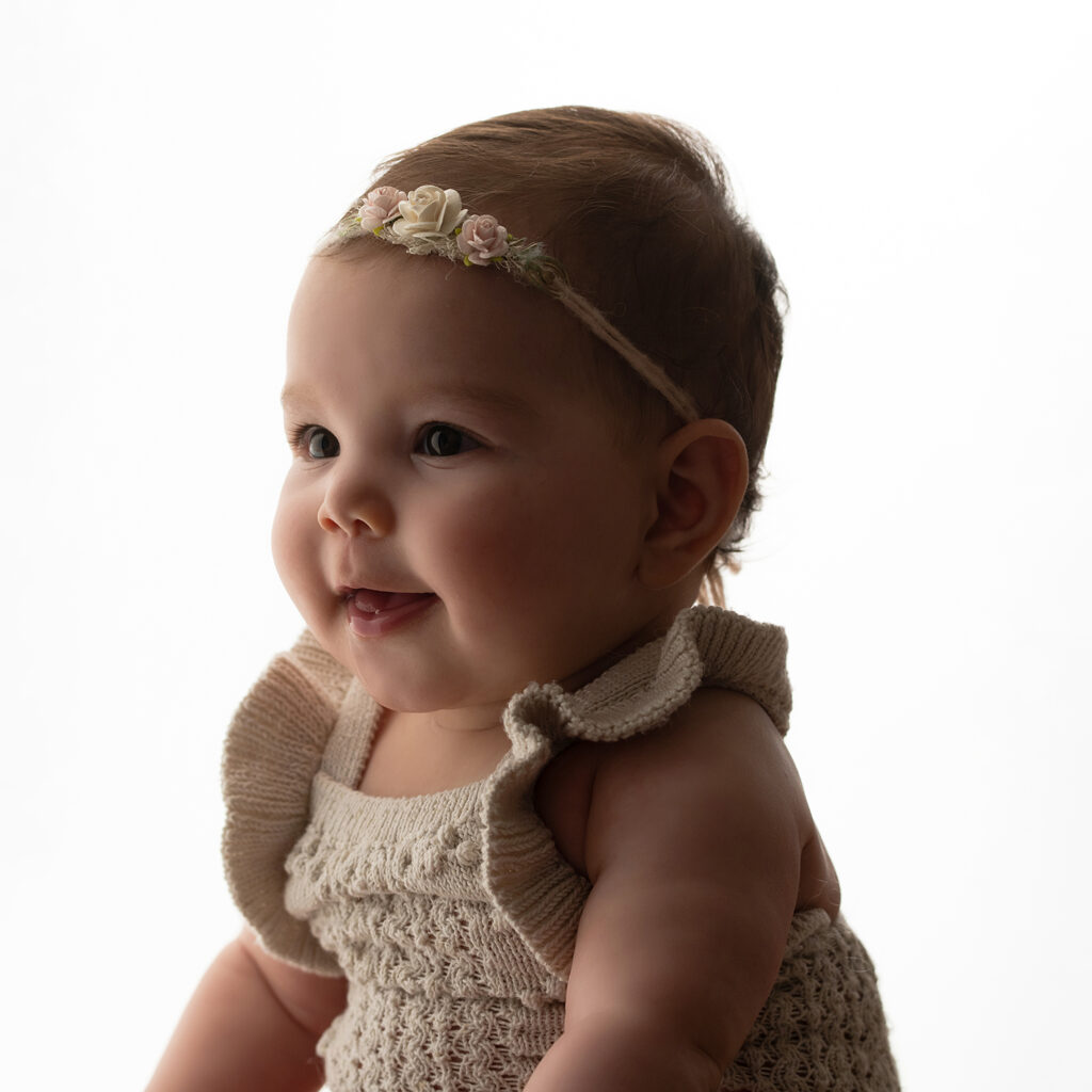 bebisfotografering i studio med siluettljus