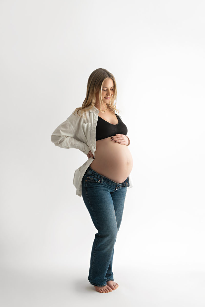 Gravidfotografering med vit bakgrund