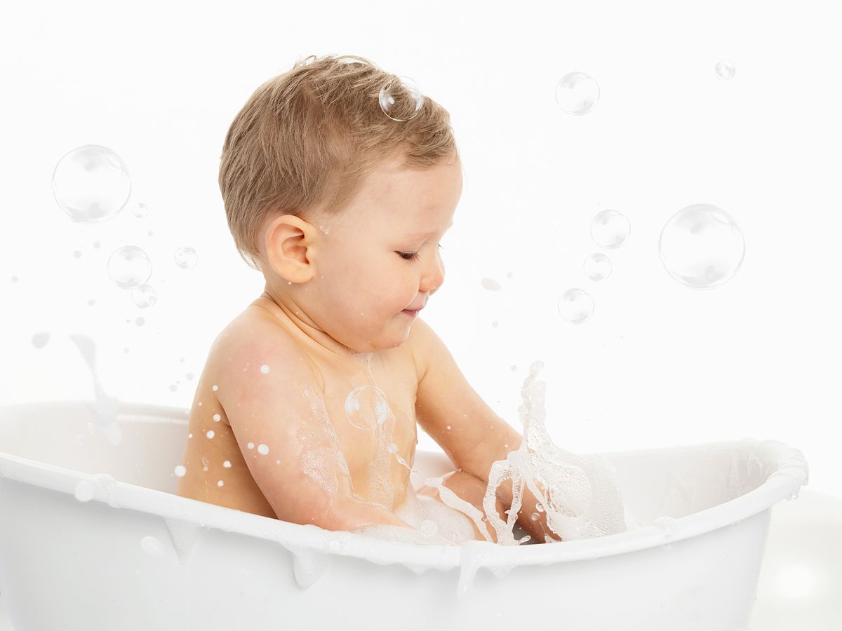 minibad i studio fotografering med 1 åring