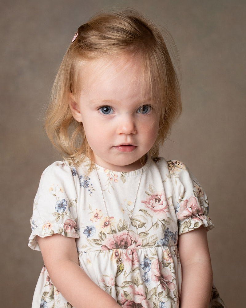 barnfotografering Lund Malmö med liten flicka som ser blyg ut