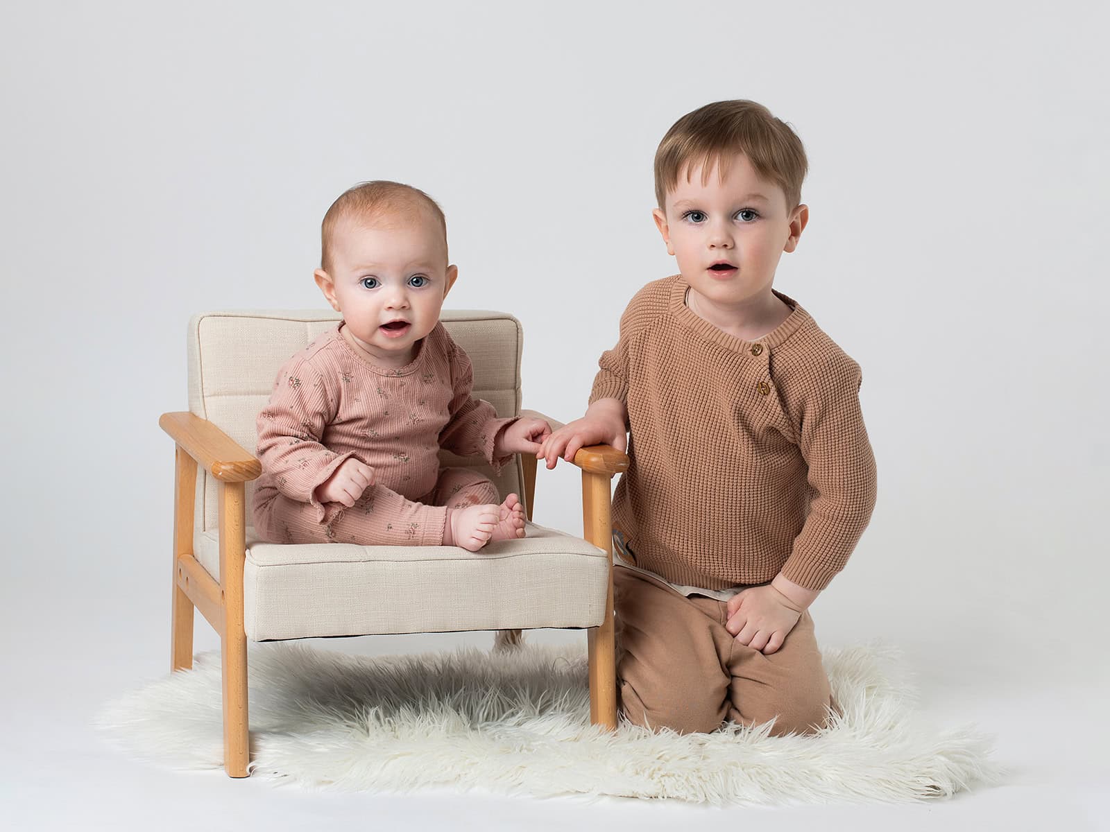 syskonfotografering i studio med vit bakgrund
