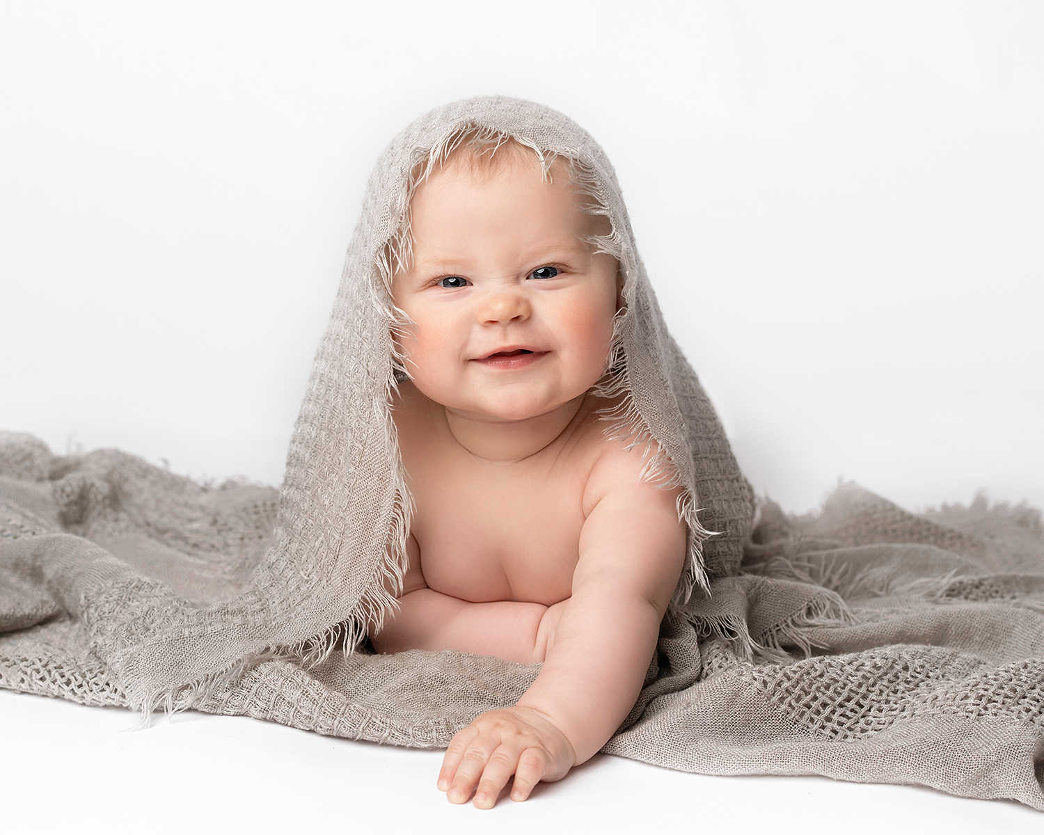 bebisfotografering i studio med en 7 månaders bebis