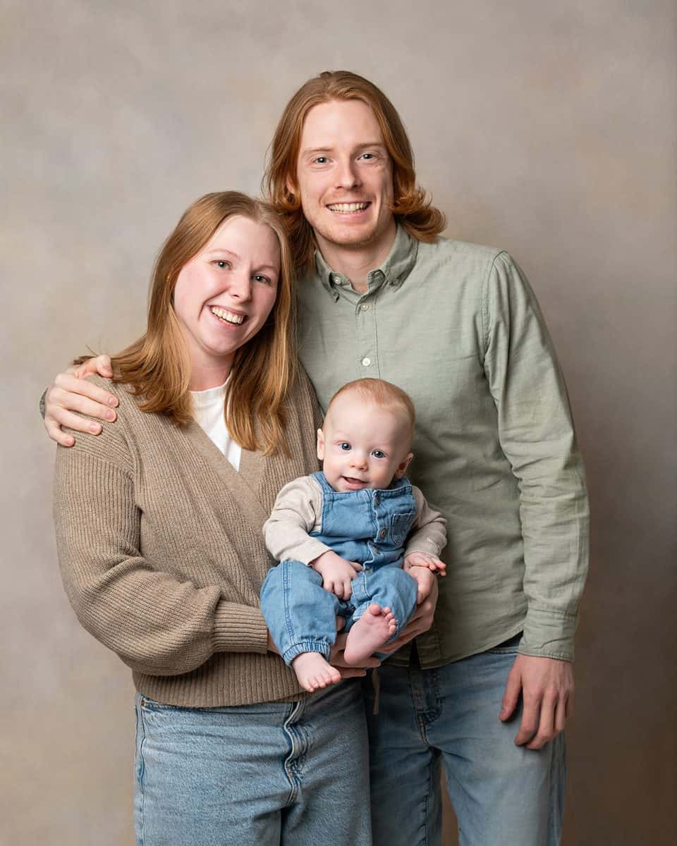 familjefotografering med 7 månaders bebis i studio