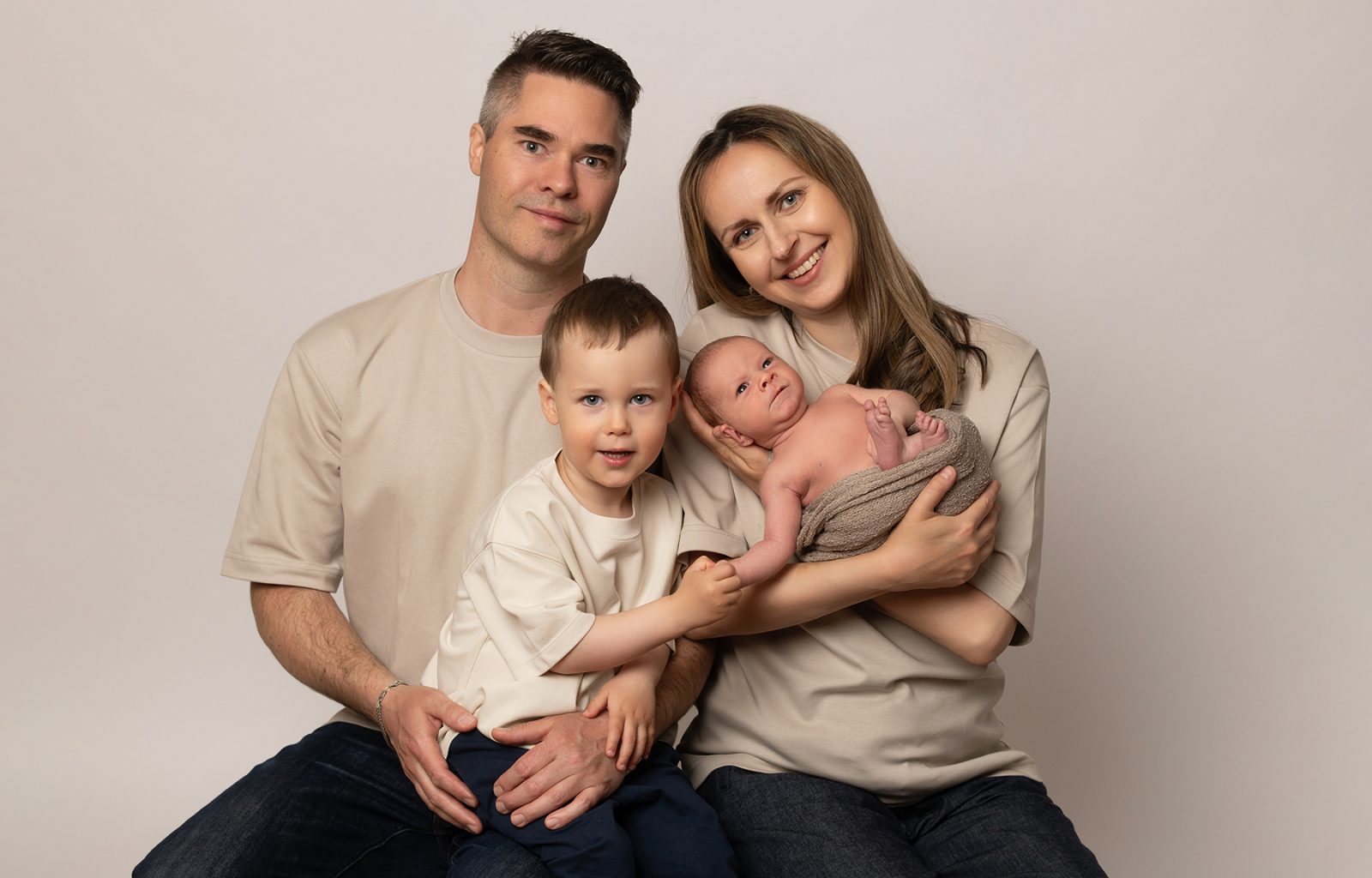 familjefotografering nyföddfoto där hela familjen samlas
