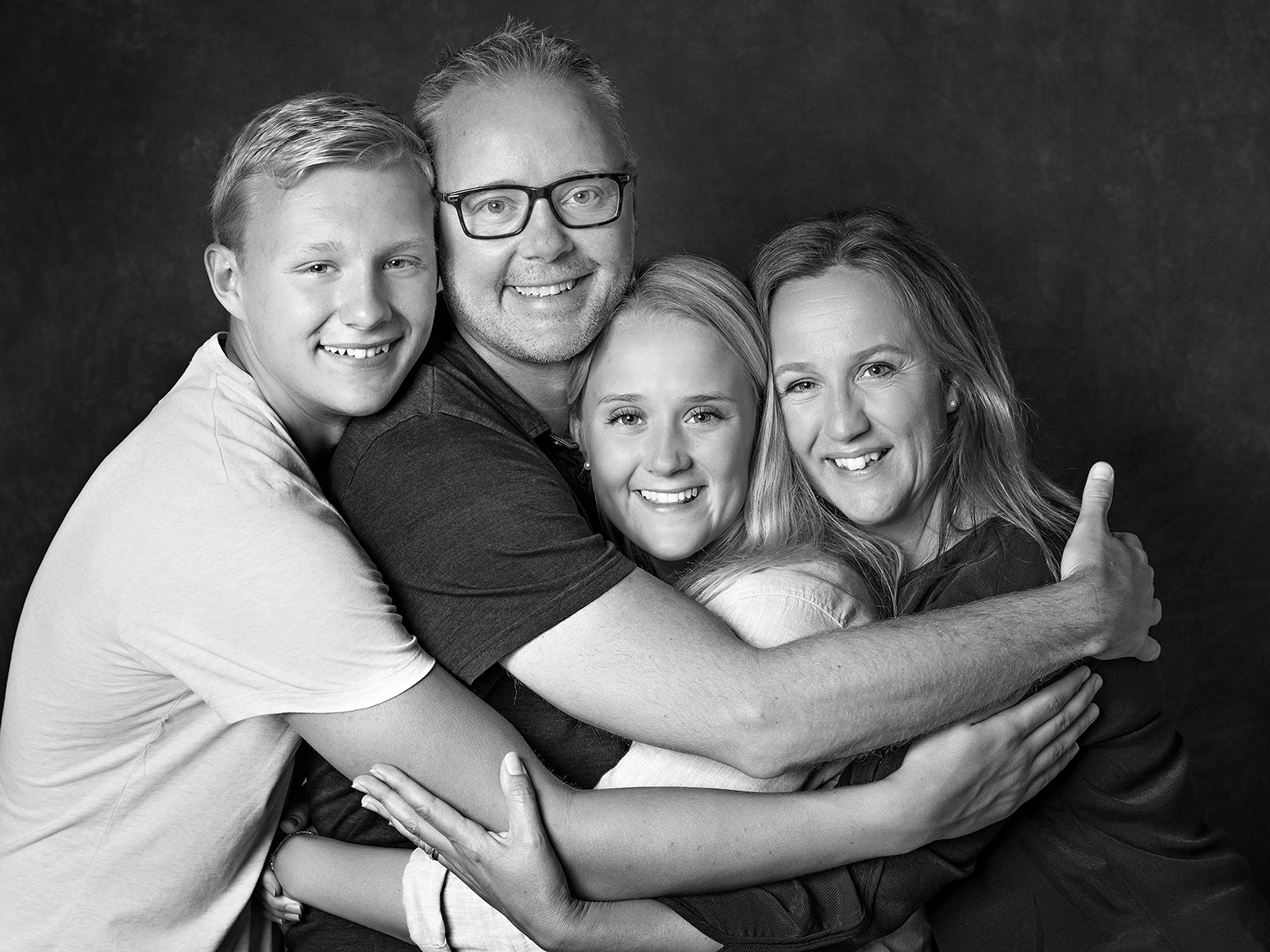 familjefotografering mörk bakgrund studio lomma