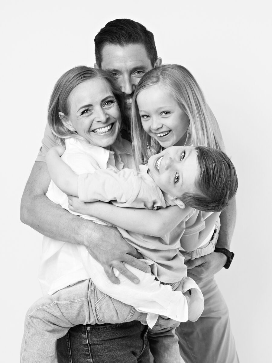 Familjefotografering i studio i Lomma – föräldrar med barn i avslappnad miljö