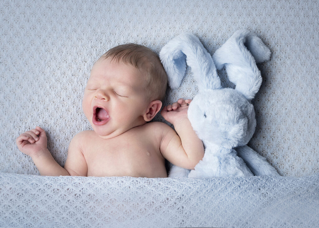 Nyföddfotografering i studio – sovande nyfödd bebis Lund och Malmö