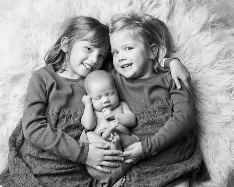 Nyföddfotografering med syskon