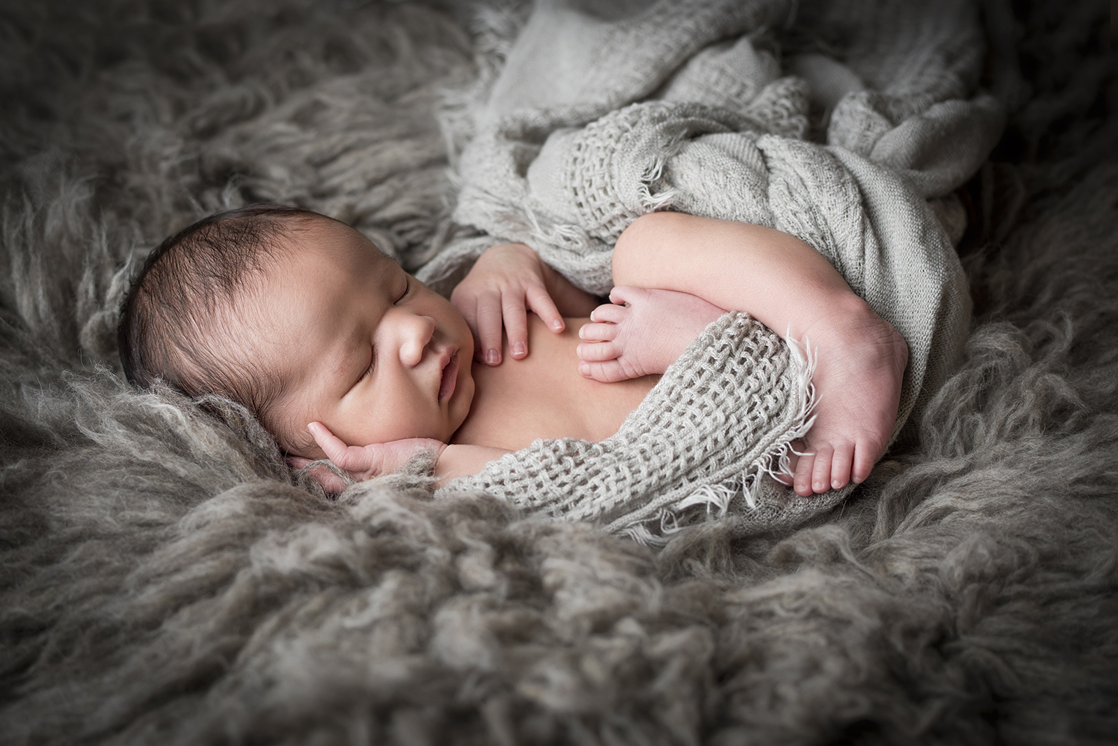 Nyföddfotograf nära Malmö och Lund – bebis i studio i Lomma