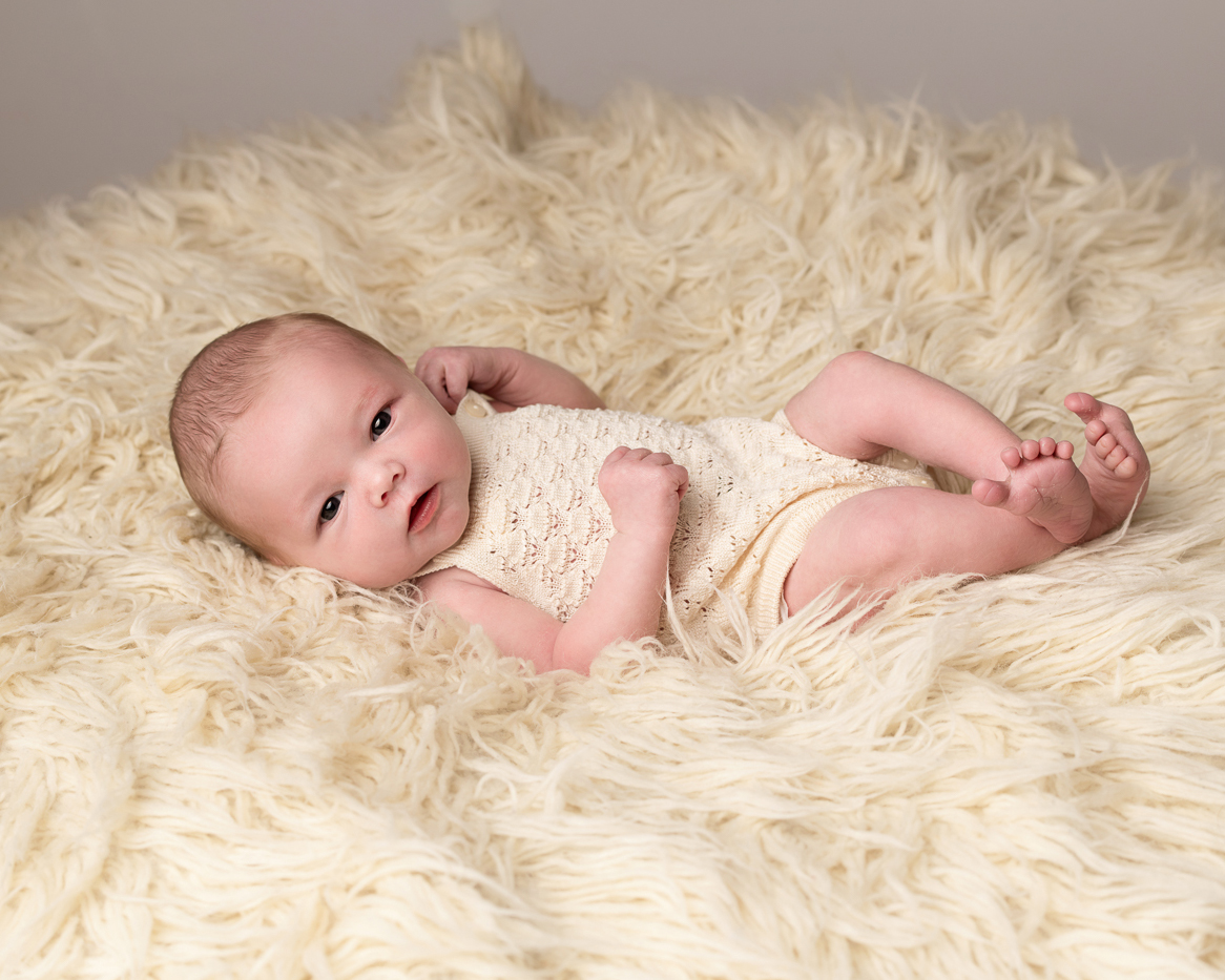 Nyfödd liten bebis på nyföddfotografering